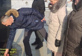 Возложение цветов к памятнику в честь воинов -интернационалистов