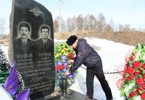 В Шарыпове полицейские почтили память погибших при исполнении служебного долга сотрудников