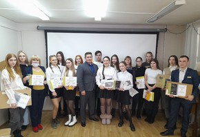 СУЭК подарила Шарыповским школьникам современные планшеты и ноутбуки.