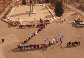 Плечом к плечу