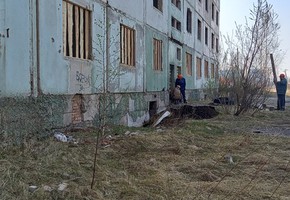 Возле аварийных зданий в Северном микрорайоне  устанавливают ограждение