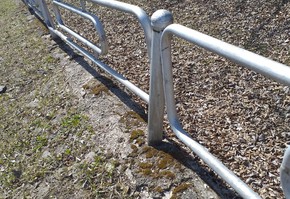 Ограждение вокруг сквера Победы демонтируют из-за аварийности