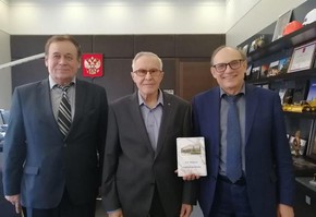 СУЭК помогла ветерану угольной промышленности издать книгу воспоминаний