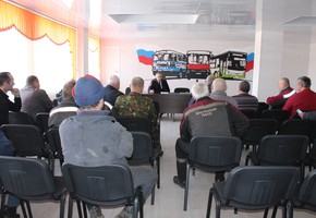 В Шарыпово сотрудники ГИБДД встретились с водителями автотранспортного предприятия, чтобы напомнить о безопасности детей на дорогах