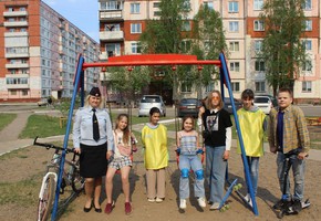 В Шарыпово автоинспекторы и ЮИДОвцы для юных участников дорожного движения проводят инструктажи во дворах