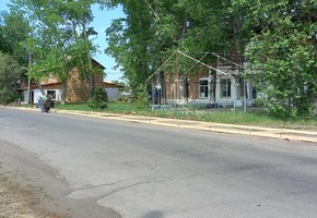 На улице Октябрьская бетонируют тротуар