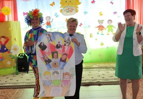 Шарыповские полицейские и общественники поздравили воспитанников подшефного центра помощи семье и детям