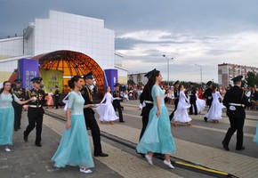 День молодежи в Шарыпове. Поздравление выпускников.