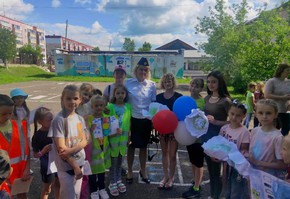 В Шарыпове отдыхающие в летнем лагере дети поздравили сотрудников Госавтоинспекции с праздником