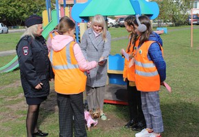 В г. Шарыпово сотрудники Госавтоинспекции совместно с отрядом ЮИД провели профилактическое мероприятие «Безопасный двор»