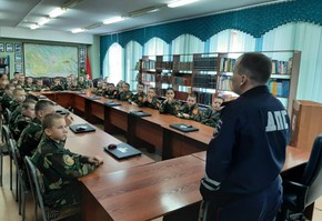 Сотрудники шарыповской Госавтоинспекции провели беседу с юными кадетами, и напомнили им о безопасности на дорогах и улицах