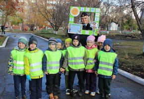 В г. Шарыпово юные помощники Госавтоинспекции призвали участников дорожного движения к безопасности на дорогах с помощью фотосета