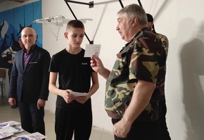 Вручение свидетельств об окончании парашютно-десантной подготовки