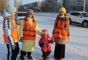 Сотрудники Госавтоинспекции совместно с отрядом ЮИД засветили юных шарыповцев