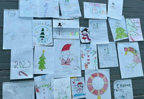 Школьники и молодежь города Шарыпово рисуют открытки нашим солдатам