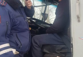 Сотрудники Госавтоинспекции проводят профилактические мероприятия с водителями грузового транспорта