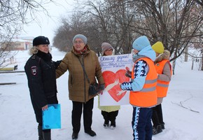 В  Шарыпове в преддверии Международного дня объятий сотрудники Госавтоинспекции и их юные помощники обнимая прохожих, напоминали о безопасности на дорогах  В преддверии  Международный дня объятий сотрудники Госавтоинспекции совместно с отрядом ЮИД школы № 2, провели необычную акцию под названием «Обнимашки безопасности!».