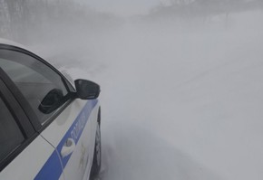 ГИБДД призывает водителей быть особенно внимательными в снегопад и гололед