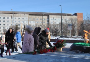 Торжественное возложение цветов в честь Дня защитников Отечества