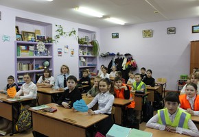 Сотрудники Госавтоинспекции рекомендуют детям стать заметнее на дорогах