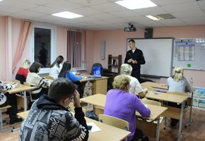 Сотрудники Госавтоинспекции встретились с курсантами автошколы г. Шарыпово и напомнили им о соблюдении ПДД