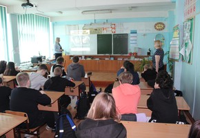 В г. Шарыпово сотрудники Госавтоинспекции с помощью обучающих видеороликов разъяснили старшеклассникам о важности использования ремней безопасности